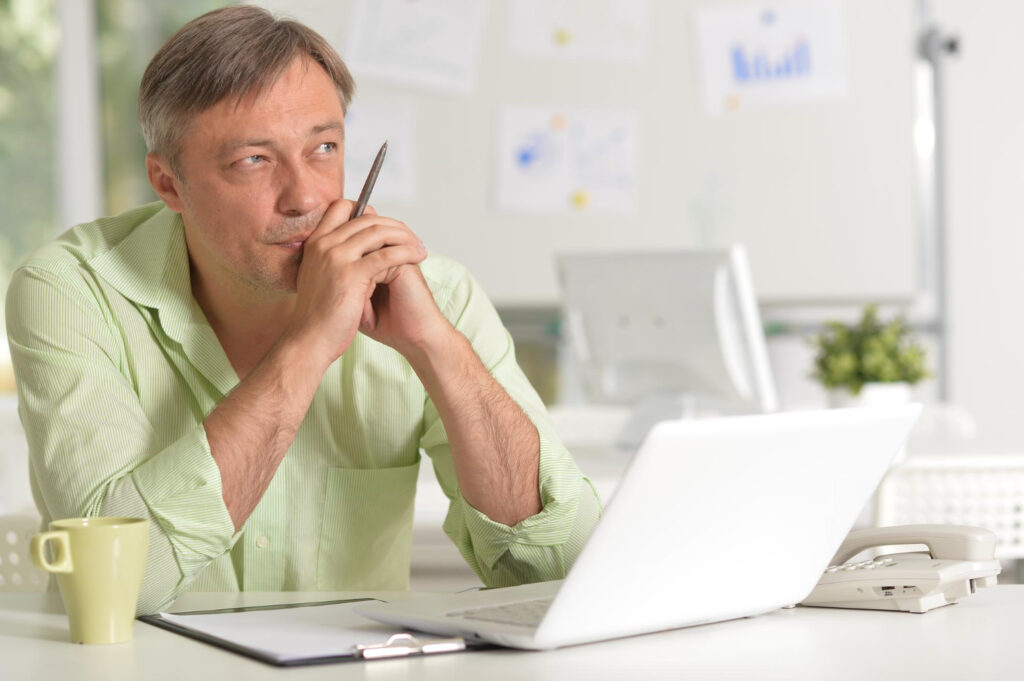 Pessoa avaliando se uma oferta de crédito é boa ou ruim antes de contratar