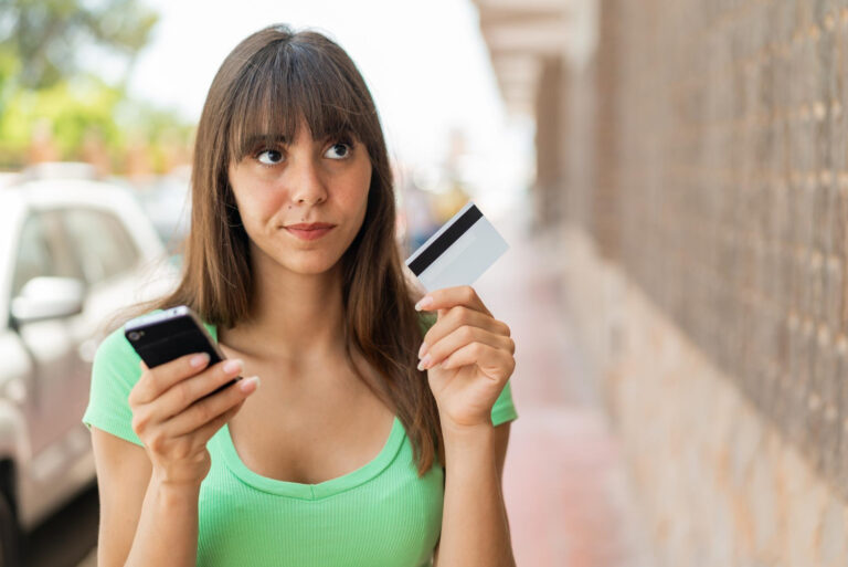 Pessoa avaliando se um cartão de crédito sem anuidade vale a pena
