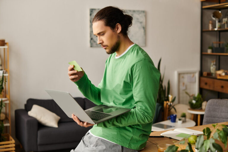 Pessoa comparando produtos financeiros usando dados oficiais do Open Finance em um computador