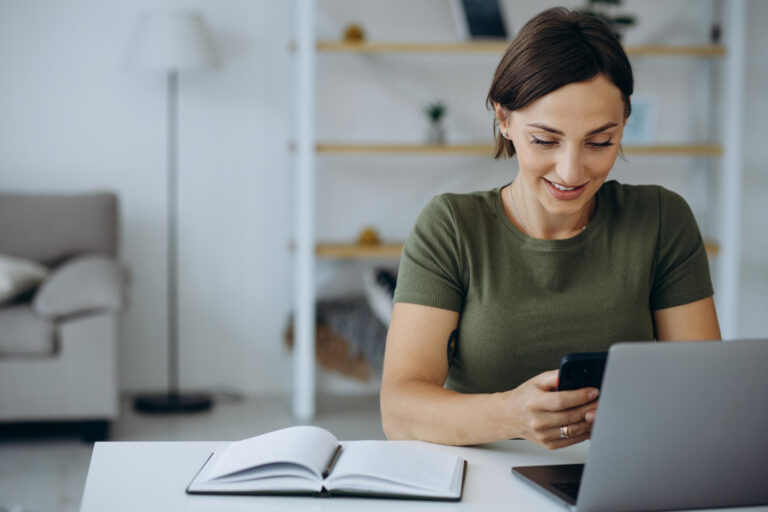 Pessoa refletindo sobre o próprio controle financeiro em um teste mental