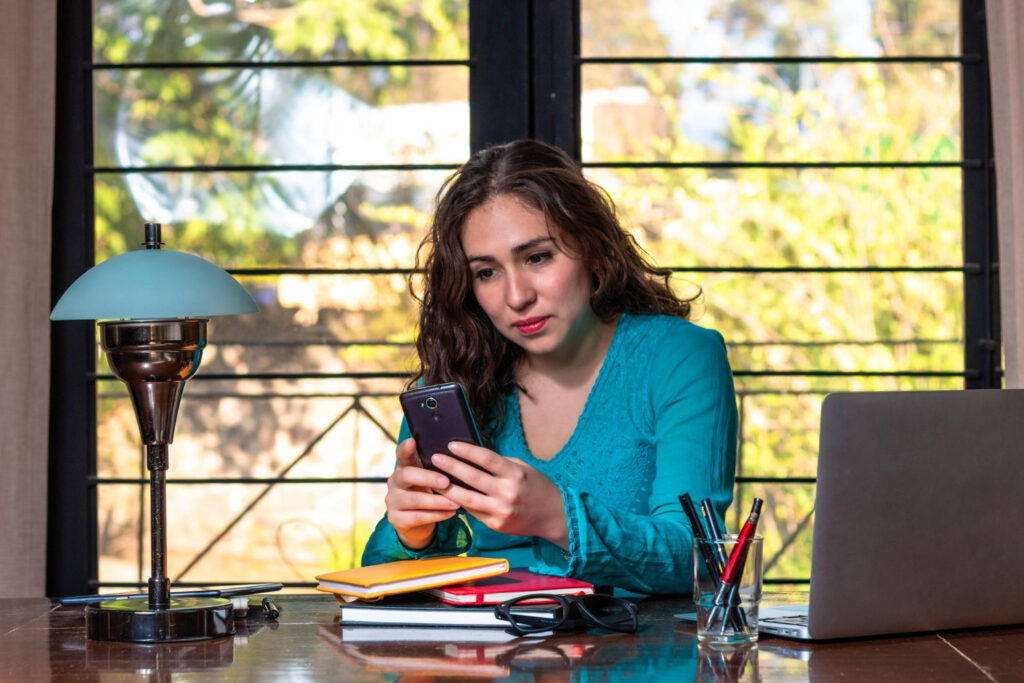 Pessoa refletindo sobre crédito mais caro no começo do ano e impacto dos juros no orçamento