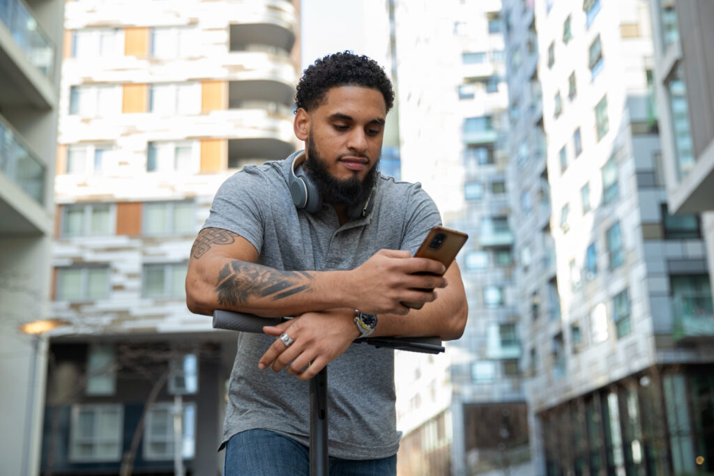 Pessoa decidindo se usa crédito para organizar a vida ou apenas tapar buraco financeiro