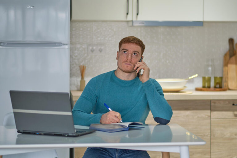 Pessoa avaliando se vale a pena contratar um empréstimo em janeiro com atenção ao orçamento