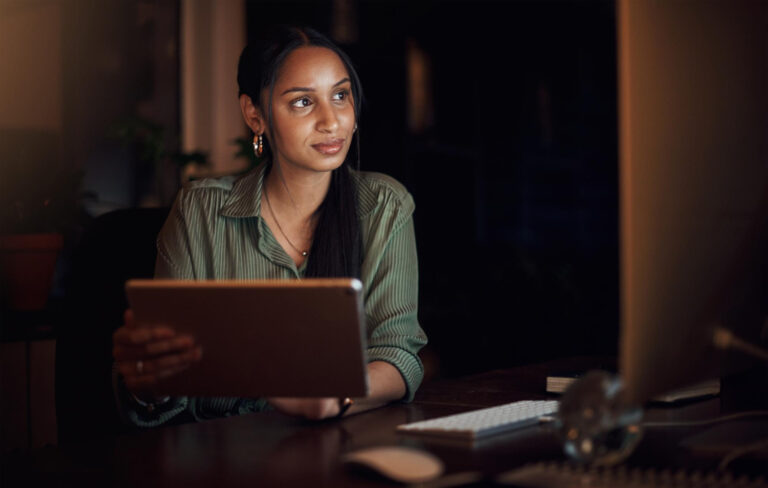 Pessoa avaliando se vale a pena pegar empréstimo para pagar dívidas