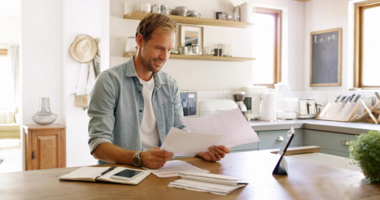 Pessoa refletindo se o empréstimo resolve ou apenas adia um problema financeiro