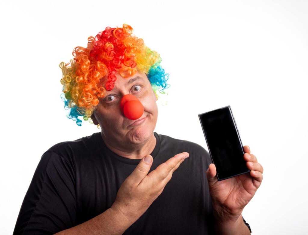 Pessoa organizando finanças depois do Carnaval para evitar arrependimento financeiro