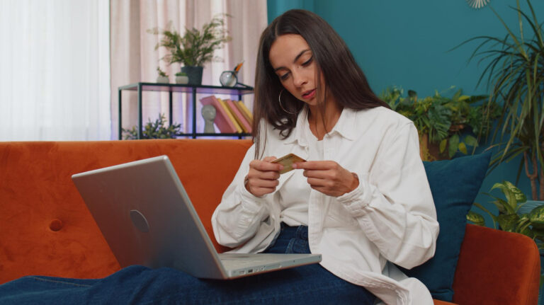 Pessoa percebendo quanto paga de juros nas compras parceladas ao analisar a fatura