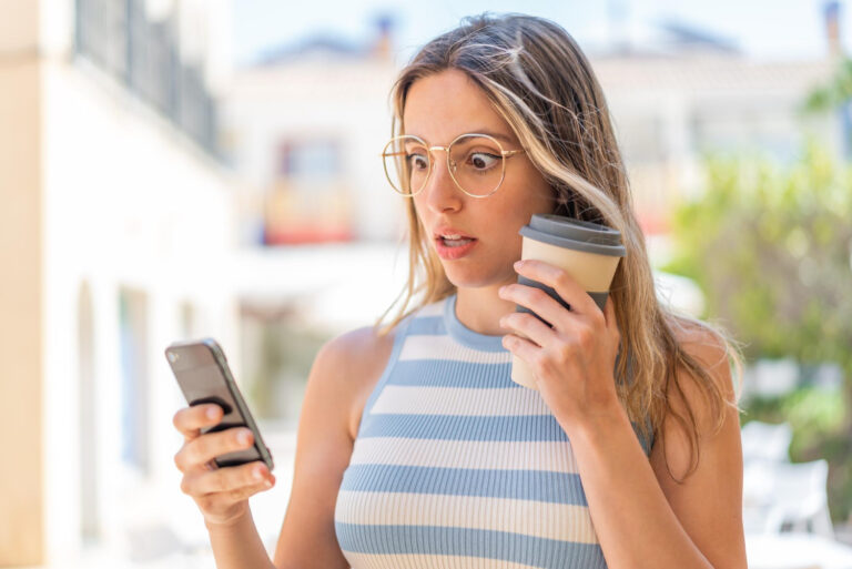 Pessoa percebendo juros embutidos no dia a dia ao analisar gastos no celular