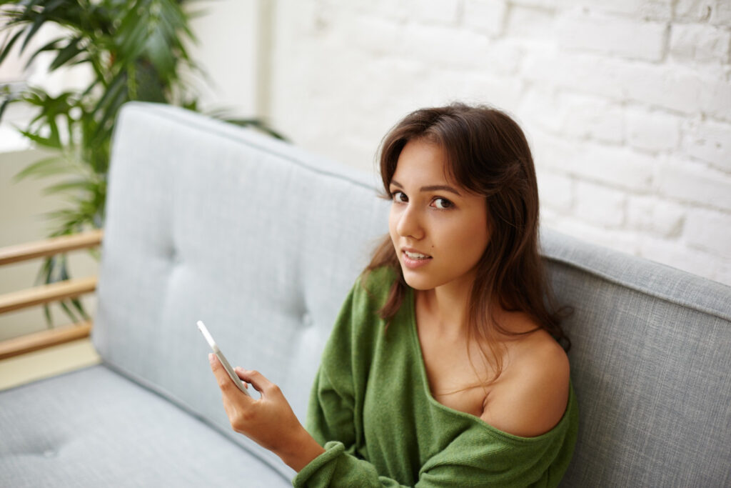 Pessoa refletindo se limite alto no cartão de crédito é vantagem ou armadilha