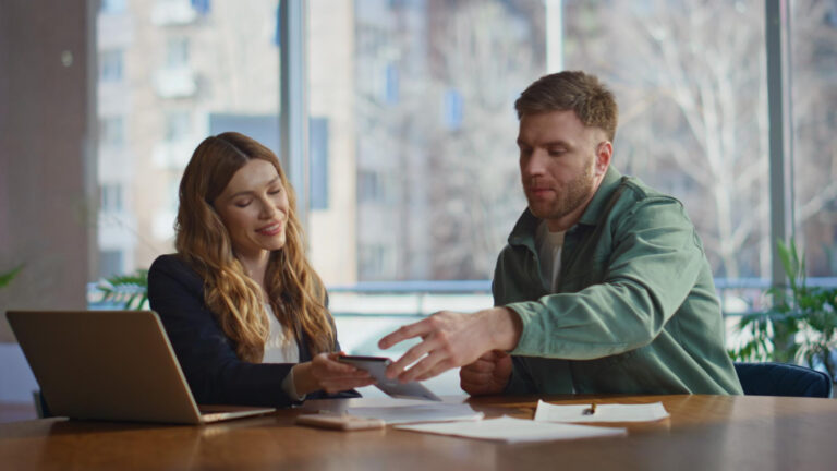 Pessoas negociando dívidas e buscando crédito responsável