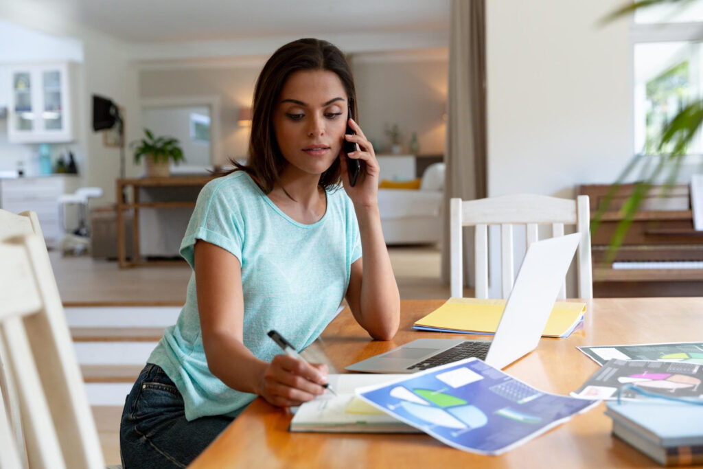 Pessoa organizando as finanças no início de fevereiro para ter mais controle do dinheiro no mês