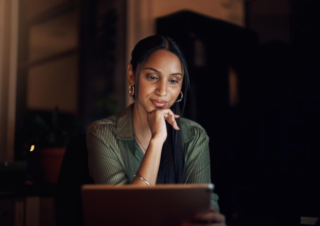 Pessoa olhando para a câmera refletindo sobre o desafio de organizar as finanças sozinha