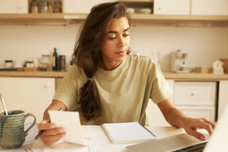 Pessoa organizando dívidas com calma e retomando o controle financeiro