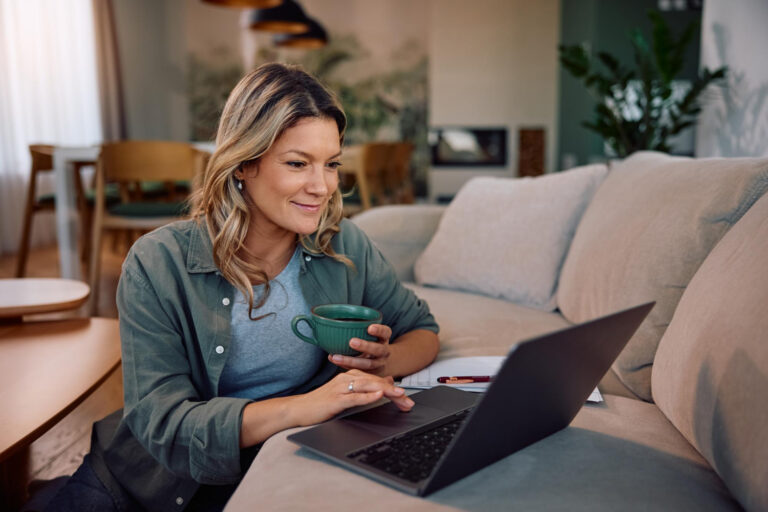 Pessoa conhecendo os diferentes tipos de empréstimo disponíveis no mercado