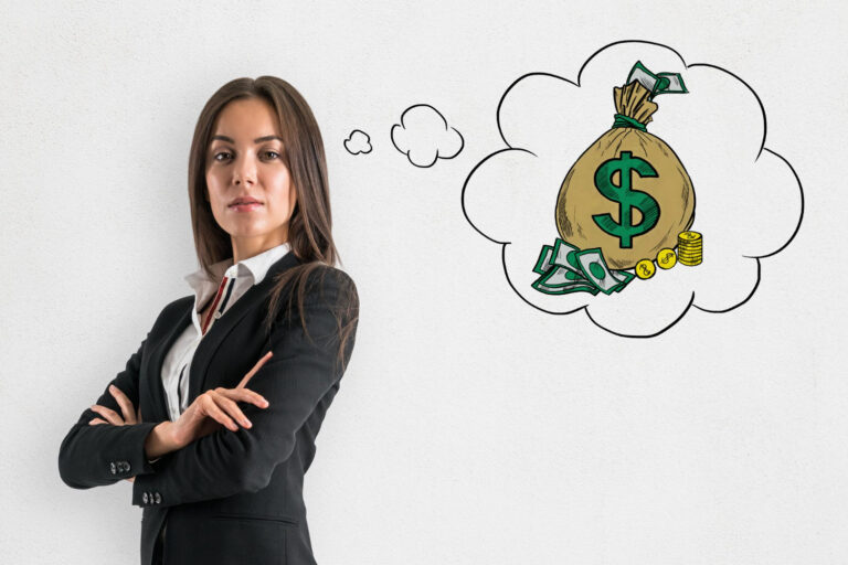 Pessoa avaliando se vale a pena antecipar dinheiro para resolver um problema financeiro agora.