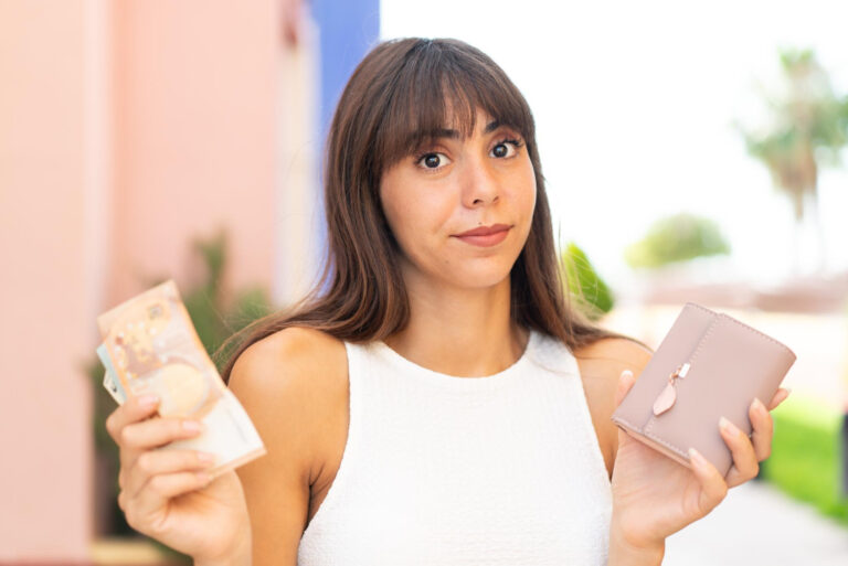 Pessoa refletindo sobre o que mudou no bolso neste primeiro mês do ano