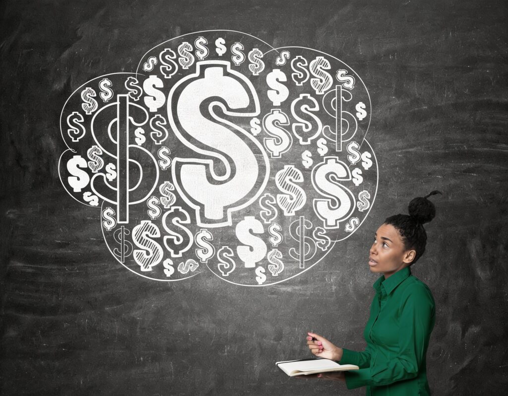 Pessoa observando limite de crédito aprovado no aplicativo bancário com cautela.