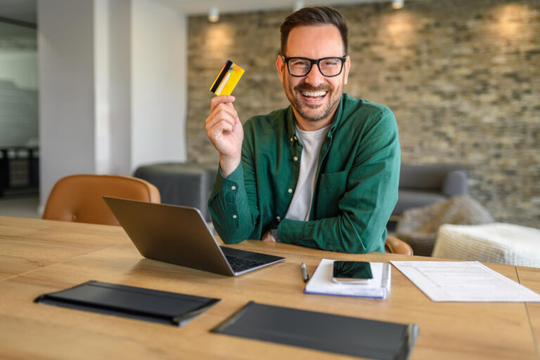 Pessoa analisando opções de crédito antes da contratação de forma consciente.