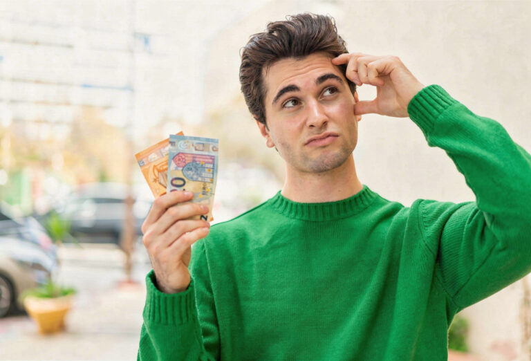 Pessoa preocupada ao perceber que o dinheiro acabou antes do fim do mês.