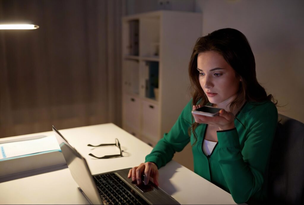 Pessoa analisando extrato bancário e identificando gastos invisíveis no orçamento.