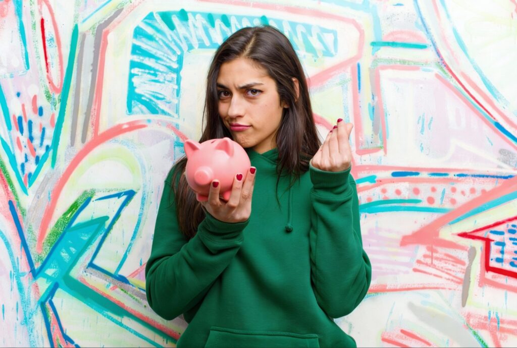 Pessoa refletindo sobre hábitos e comportamento financeiro no dia a dia.