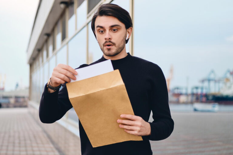Pessoa olhando para a câmera antes de pegar um empréstimo pessoal