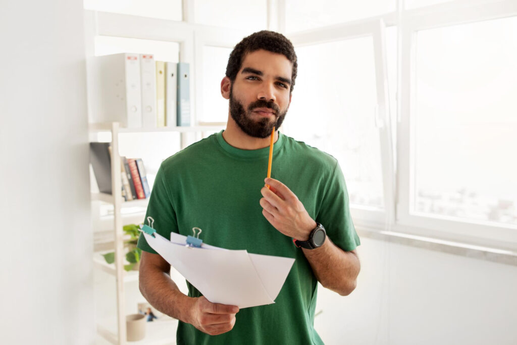 Pessoa analisando contrato de financiamento longo e refletindo sobre o custo total das parcelas.