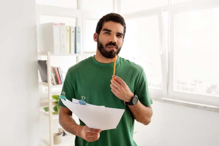 Pessoa analisando contrato de financiamento longo e refletindo sobre o custo total das parcelas.