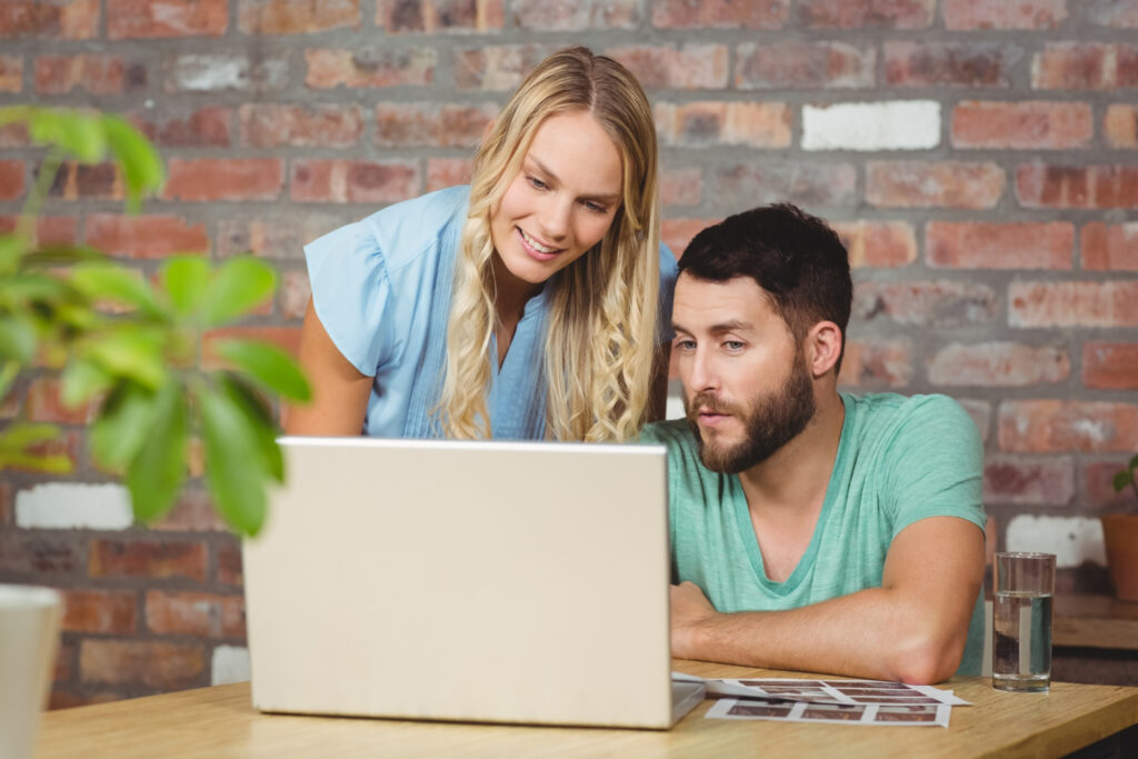 Duas pessoas comparando propostas de crédito com condições diferentes.