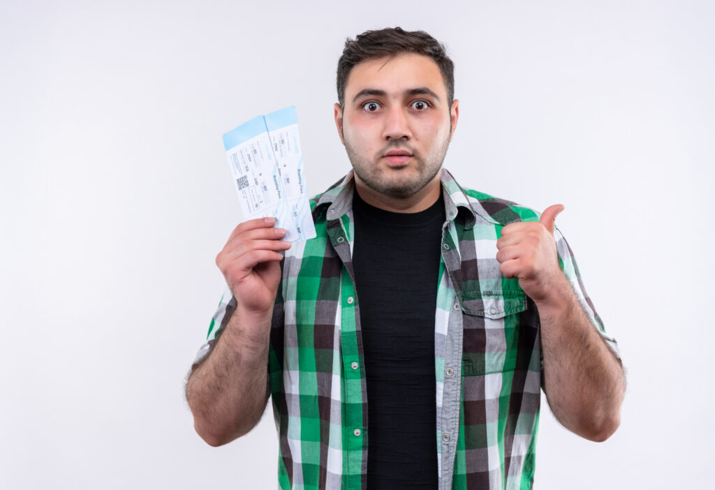 Pessoa olhando para a câmera refletindo se refinanciar dívidas vale a pena