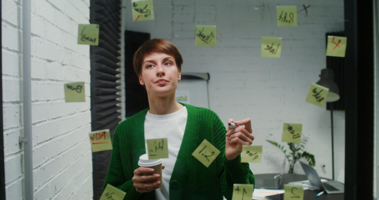 Pessoa organizando contas com expressão de alívio ao planejar como sair do vermelho.