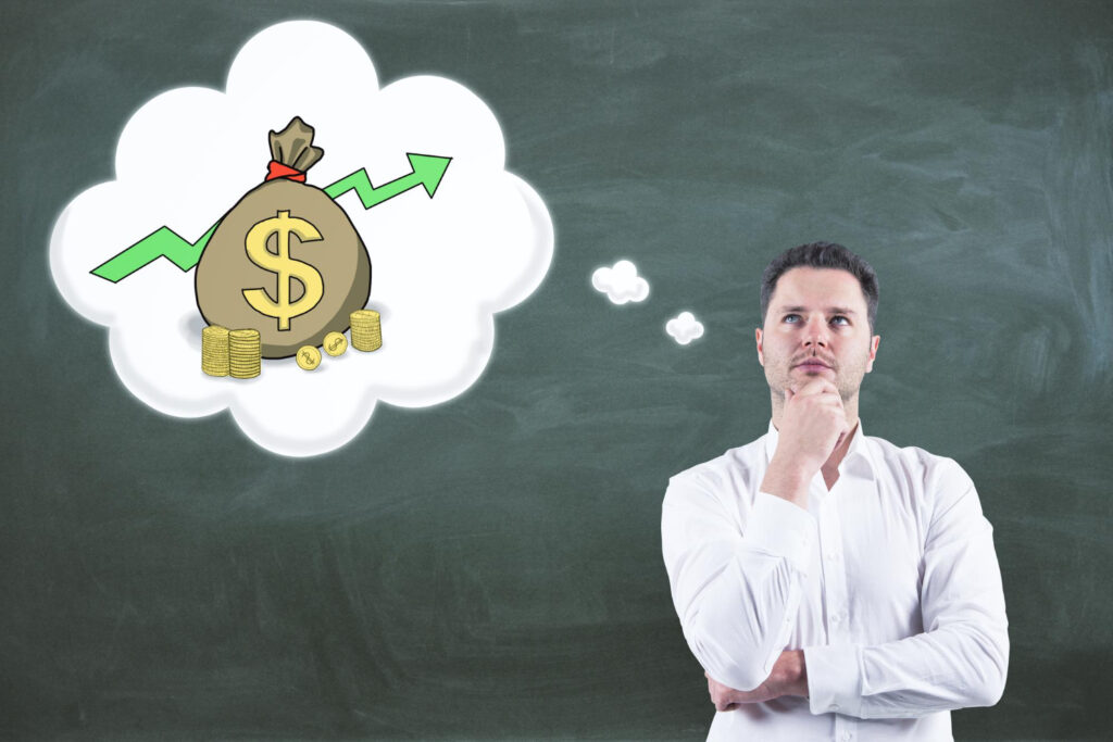 Pessoa analisando orçamento mensal e refletindo sobre a dificuldade de sobrar dinheiro.