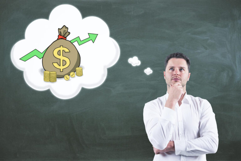 Pessoa analisando orçamento mensal e refletindo sobre a dificuldade de sobrar dinheiro.