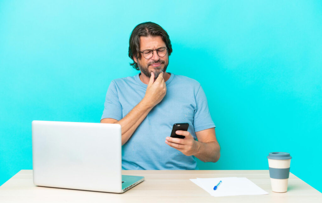 essoa tentando entender para onde vai o dinheiro ao analisar os gastos do mês