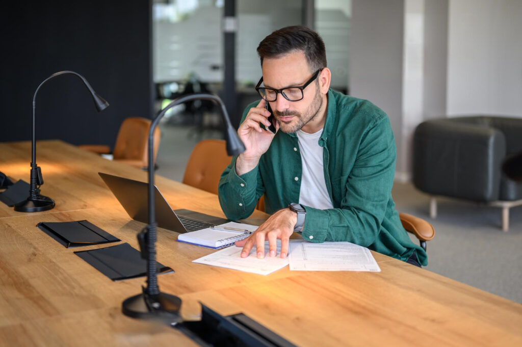 Pessoa avaliando se deve antecipar o 13º para pagar dívidas