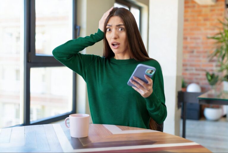 Pessoa analisando oferta suspeita de empréstimo no celular, refletindo sobre armadilhas financeiras