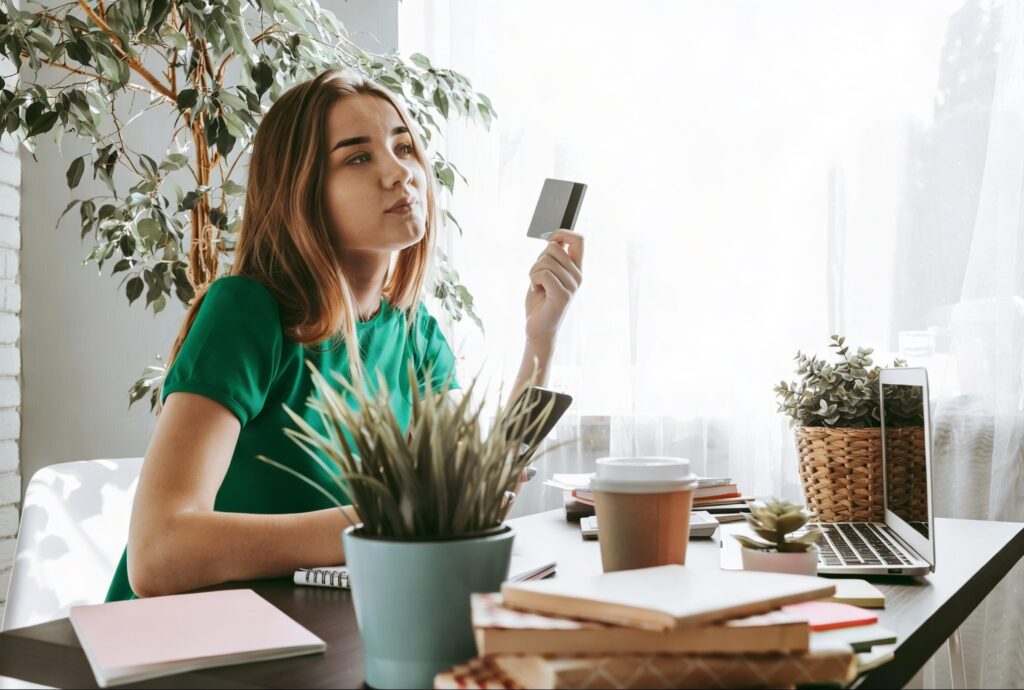 Pessoa refletindo se realmente precisa de um cartão de crédito novo