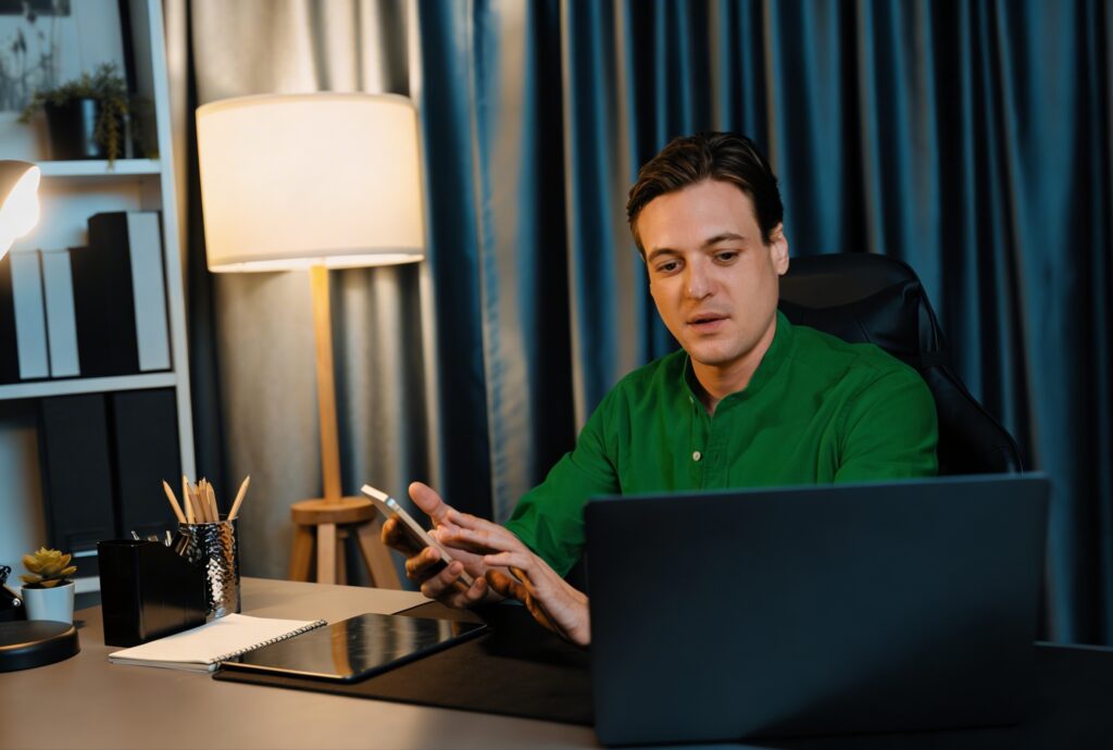 Pessoa comparando empréstimos e analisando o CET antes de decidir