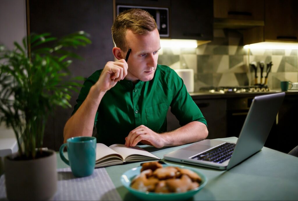 Pessoa refletindo se dívida boa existe antes de assumir um empréstimo