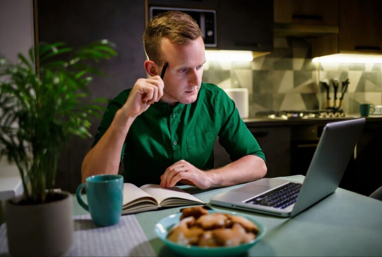 Pessoa refletindo se dívida boa existe antes de assumir um empréstimo