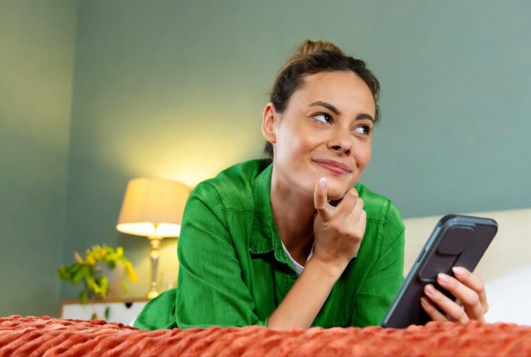 Pessoa pesquisando se empréstimo online é seguro antes de contratar
