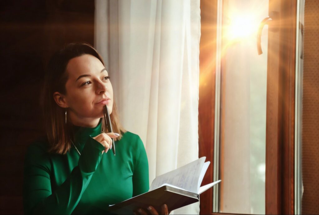 Pessoa planejando metas para alcançar independência financeira com decisões diárias