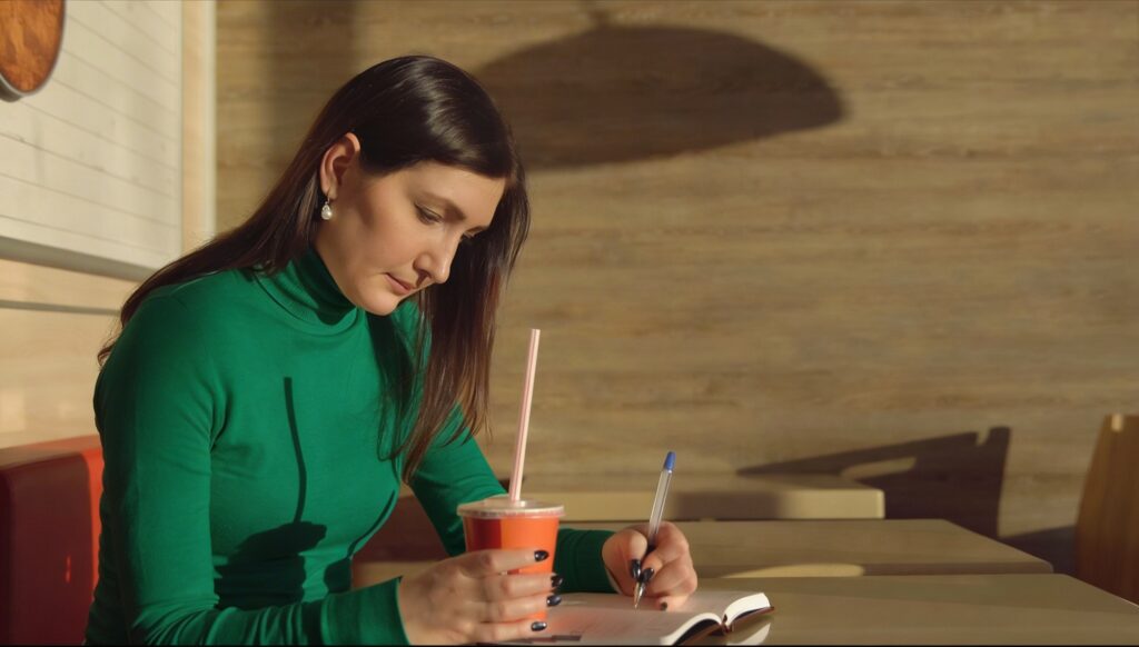 Pessoa organizando suas finanças em 30 minutos no fim de semana com café e caderno