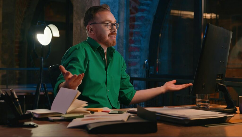 Pessoa analisando contrato para saber se está pagando caro demais pelo seu empréstimo