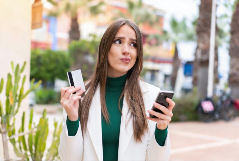 Pessoa decidindo entre parcelar ou pagar à vista antes de finalizar compra