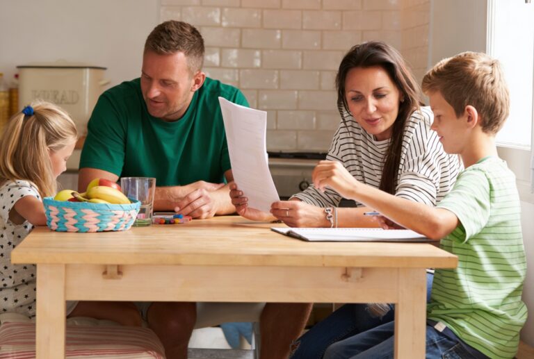 Família organizando orçamento para ter Páscoa sem dívidas e evitar exageros no cartão