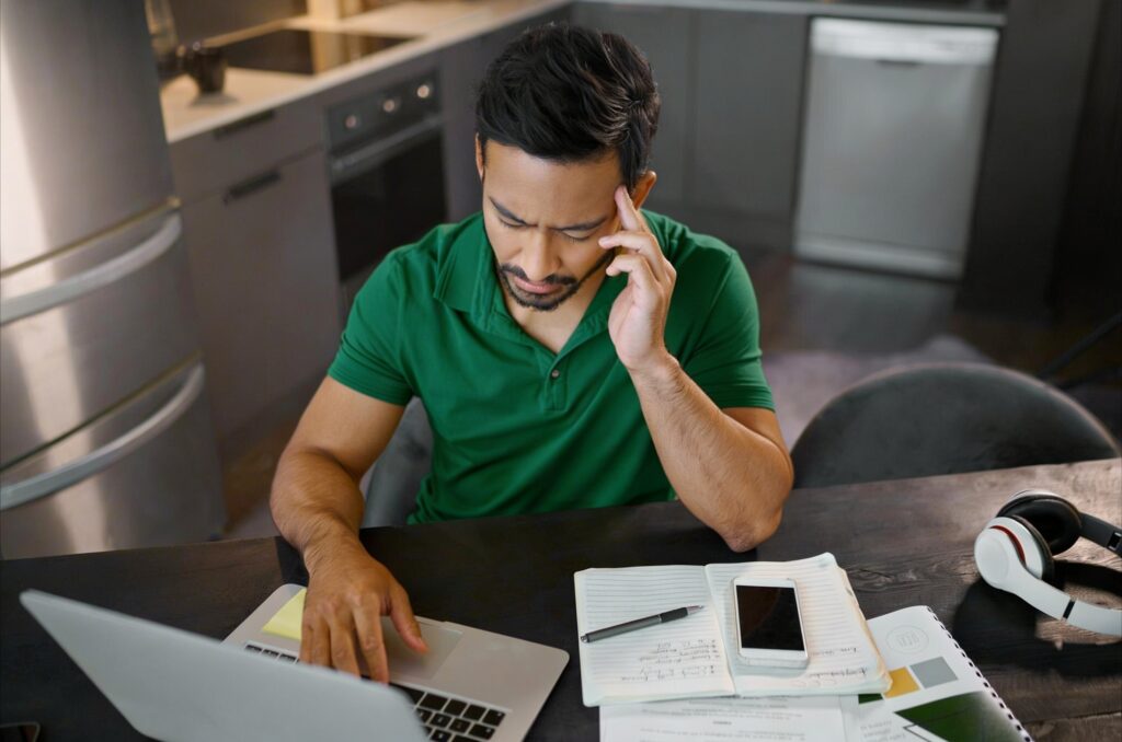 Pessoa analisando como reorganizar sua fatura do cartão após compras por impulso