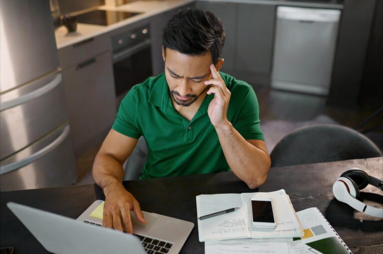 Pessoa analisando como reorganizar sua fatura do cartão após compras por impulso
