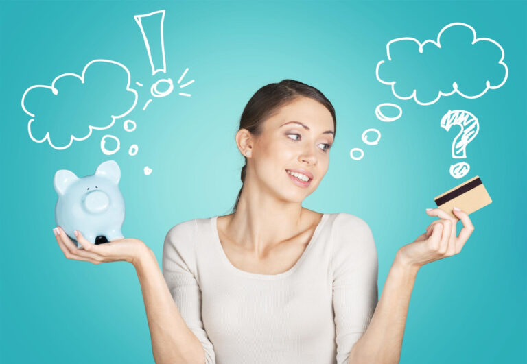 Pessoa organizando despesas e aprendendo a gastar melhor o dinheiro no dia a dia.