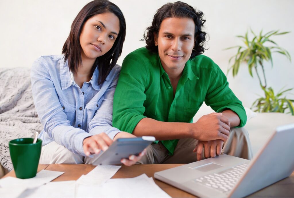 Duas pessoas comparando propostas com juros diferentes no mesmo empréstimo